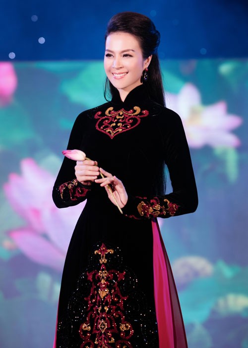 MC Thanh Mai dien 5 bo ao dai trong mot su kien-Hinh-5